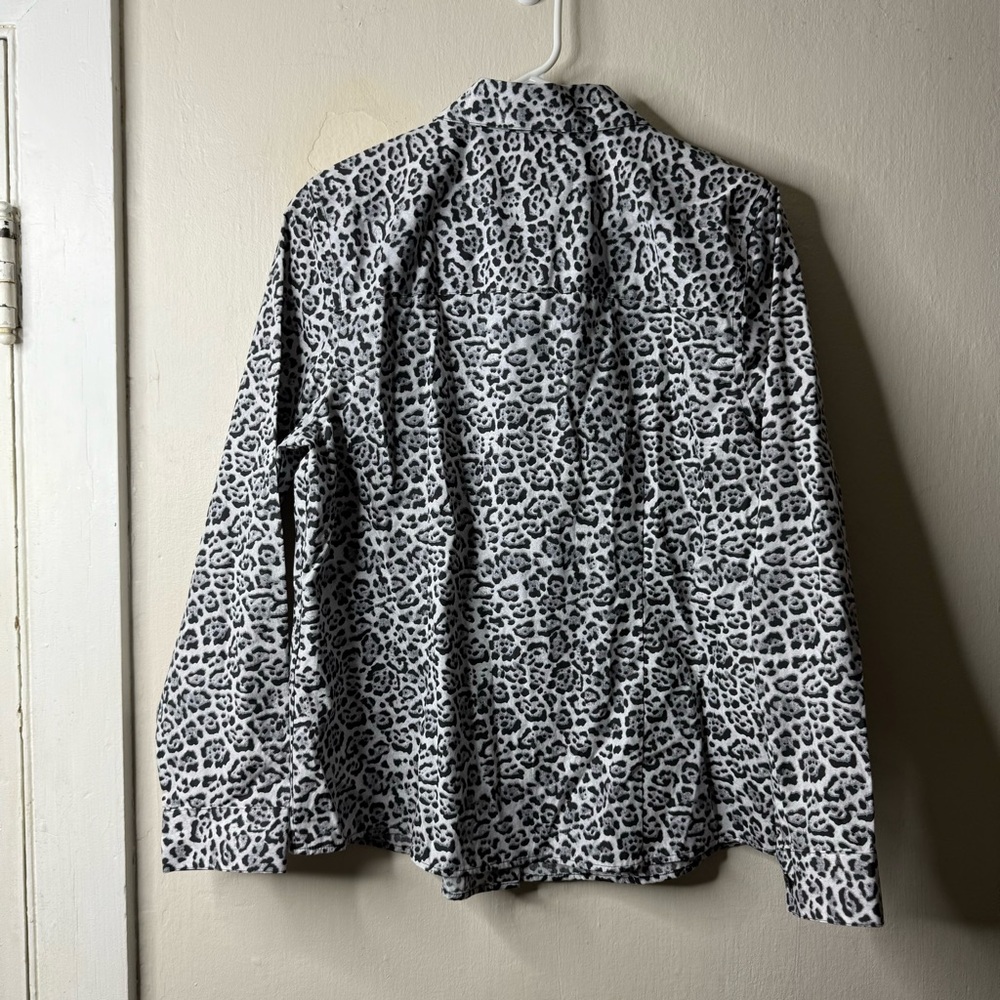 Chicos Wrinkle Resistant Gray Leopard Button Fron… - image 4